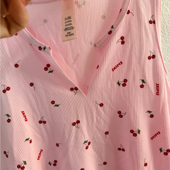 Skims Soft Lounge Logo Cherry Print Tank Top Sz X-Small Split Neck TP-TNK-5198W - Picture 5 of 6